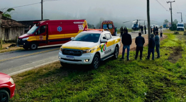 Notícia - SC-390: duas pessoas ficam feridas após carro sair da pista e capotar em Pedras Grandes