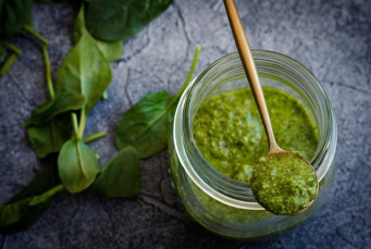 Notícia - ((Áudio) Saimon Novack ensina como preparar o molho pesto perfeito