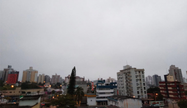 Notícia - Semana começa quente e nublada
