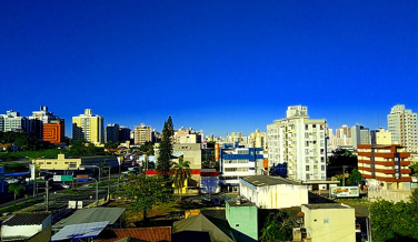 Notícia - Quinta-feira começa com tempo bom, mas deve ter chuva