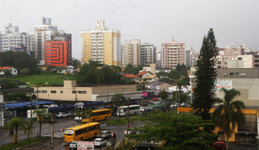 Notícia - Domingo nublado e de chuva na região