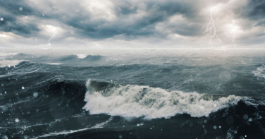 Notícia - Temporais avançam em SC com raios, vento e mar agitado