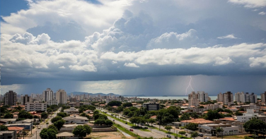 Notícia - SC entra em semana de calor intenso, temporais e risco de enxurradas