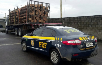 Notícia - Caminhões com excesso de peso são flagrados na BR-101