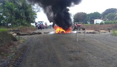 Notícia - Moradores da Terceira Linha trancam rodovia em manifestação