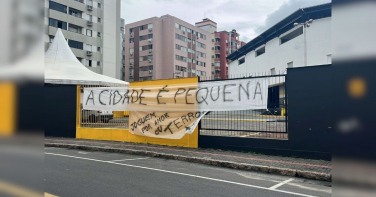 Notícia - 'Por amor ou terror': torcida protesta com faixas em frente ao Heriberto Hülse