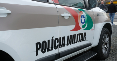 Notícia - Colisão entre motocicleta e van escolar deixa homem ferido no bairro Morro Estêvão, em Criciúma