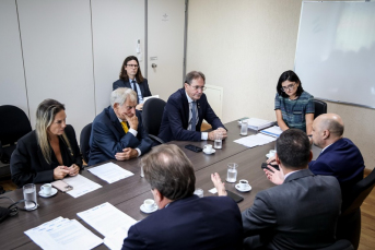 Notícia - Indústria do Sul pede empenho do governo contra tarifas à madeira