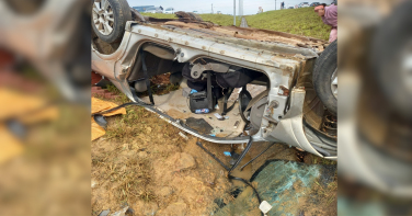 Notícia - Carro capota, bate em poste e deixa três feridos em Içara