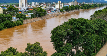 Notícia - Rio Tubarão atinge cota de emergência após temporal