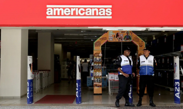 Notícia - Ex-diretora das Americanas entrega passaporte ao retornar para o Brasil