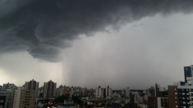 Notícia - Alerta: avanço de frente fria provoca risco de temporais e granizo em SC