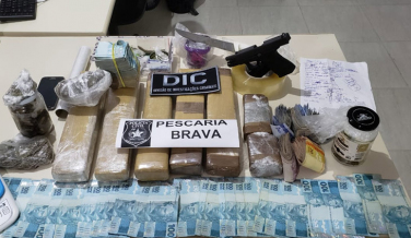Notícia - Traficante é preso em flagrante com arma, drogas e mais R$ 40 mil