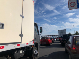 Notícia - [Áudio] Pegou fila no pedágio? Saiba o que fazer