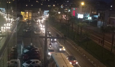 Notícia - (VÍDEO) Acidente interrompe pista da Avenida Centenário