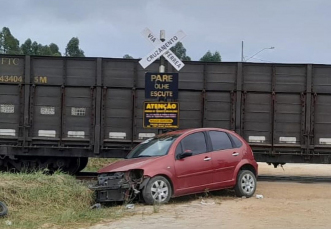 Notícia - Carro dá pane ao atravessar linha férrea e é atingido por trem em Jaguaruna