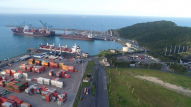 Notícia - Ex-funcionários manifestam-se em frente ao Porto de Imbituba nesta quinta-feira