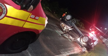 Notícia - Motorista perde o controle em curva e capota carro em Laguna