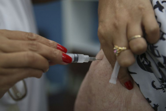 Notícia - Dia D: Mais de 100 mil doses de vacina contra influenza foram aplicadas em SC
