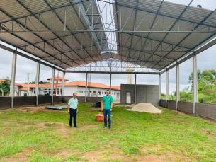 Notícia - Prefeito de Maracajá vistoria obra em quadra poliesportiva
