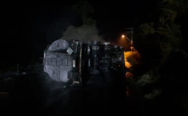 Caminhão carregado de combustível e óleo diesel pega fogo em Armazém (VÍDEO)