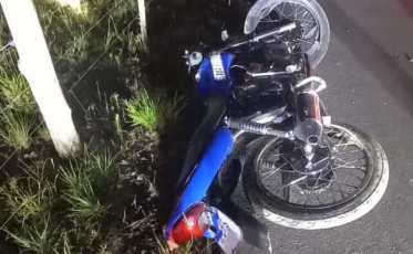 Acidente entre duas motos deixa jovem morto e outro ferido