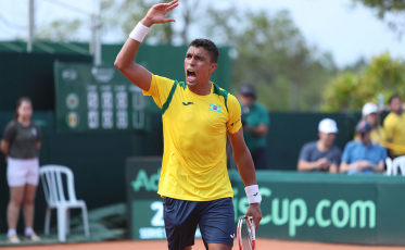 Vibrante, Thiago Monteiro bate King e confirma vitória brasileira na Copa Davis