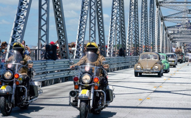 Carros clássicos desfilam na abertura da Ponte Hercílio Luz