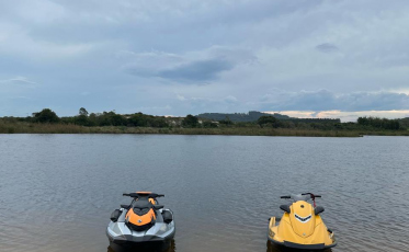 Acidente entre jet skis deixa homem ferido em Jaguaruna