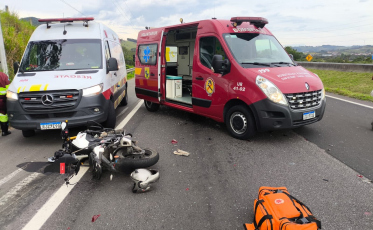 Motociclista fica ferido após colisão com carro na BR-101, em Jaguaruna