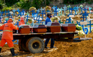 Brasil atinge 700 mil mortes por Covid-19