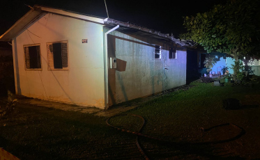 Casa pega fogo em Cocal do Sul