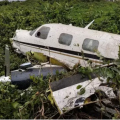 Avião de pequeno porte cai em Navegantes e deixa dois em estado grave