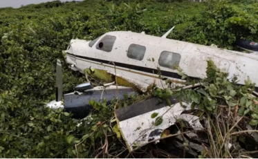 Avião de pequeno porte cai em Navegantes e deixa dois em estado grave