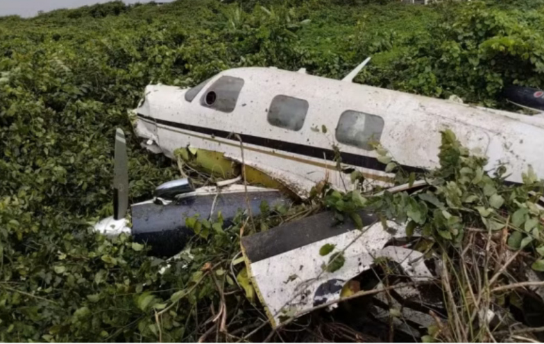 Avião de pequeno porte cai em Navegantes e deixa dois em estado grave
