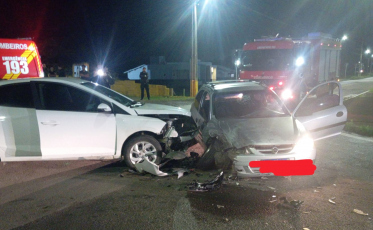 Colisão entre dois carros deixa jovem ferida e mobiliza bombeiros em Araranguá