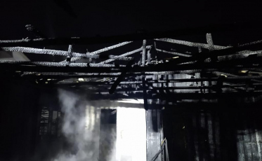 Casa abandonada é totalmente destruída por incêndio em Criciúma 