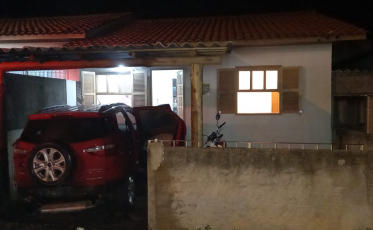 Principio de incêndio atinge carro em Içara 