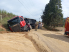 Urussanga: Carreta sai de pista e tomba após colidir em veículo 