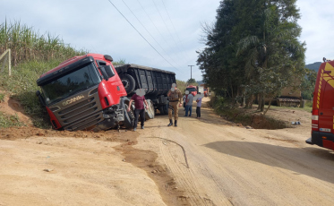 Urussanga: Carreta sai de pista e tomba após colidir em veículo 
