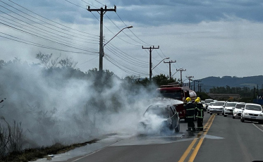 ATUALIZADA: Após incêndio em carro, trânsito está liberado na SC-445 em Morro da Fumaça