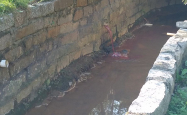 Trato por Criciúma identifica crimes ambientais em conexões do esgoto na rede de drenagem