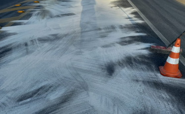 Veículo derrama óleo sobre pista da SC-445 em Içara