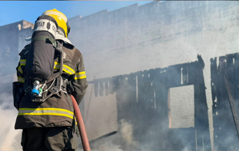 Incêndio atinge casa abandonada e mobiliza equipes dos Bombeiros em Criciúma