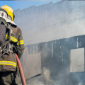 Incêndio atinge residência abandonada e mobiliza equipes dos Bombeiros em Criciúma