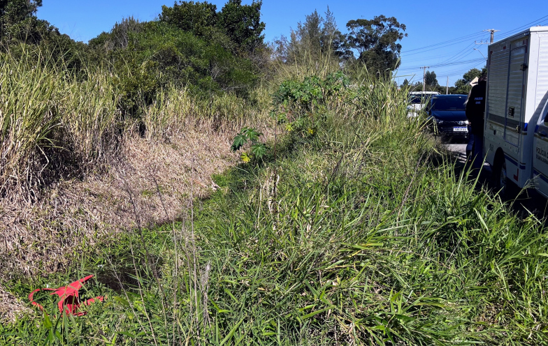 Corpo é encontrado em córrego e polícia investiga morte em Laguna