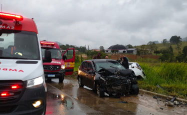 Colisão violenta mata mulher e deixa três feridos em Orleans