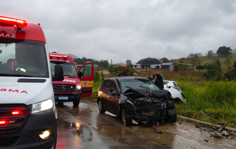 Colisão violenta mata mulher e deixa três feridos em Orleans