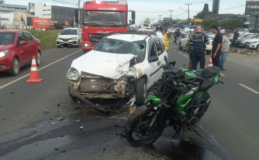 Motociclista de 24 anos fica inconsciente após colidir com carro na SC-445, em Içara