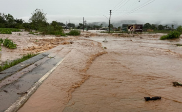 Rio transborda, corta cidade ao meio e mobiliza resgate aéreo em Timbé do Sul